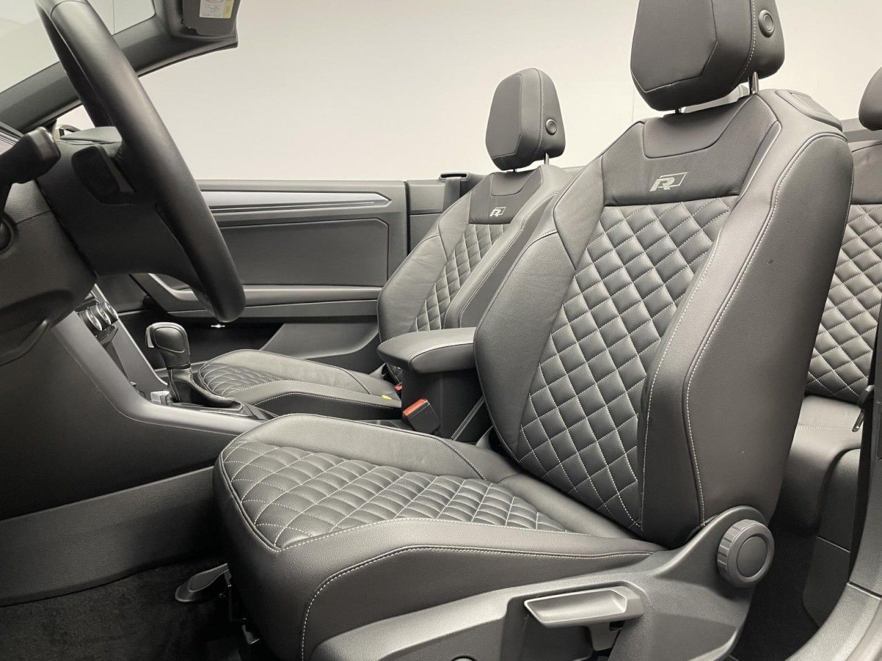 Volkswagen T-Roc 1.5 TSI DSG R-Line - Samsaru's Car Outlet