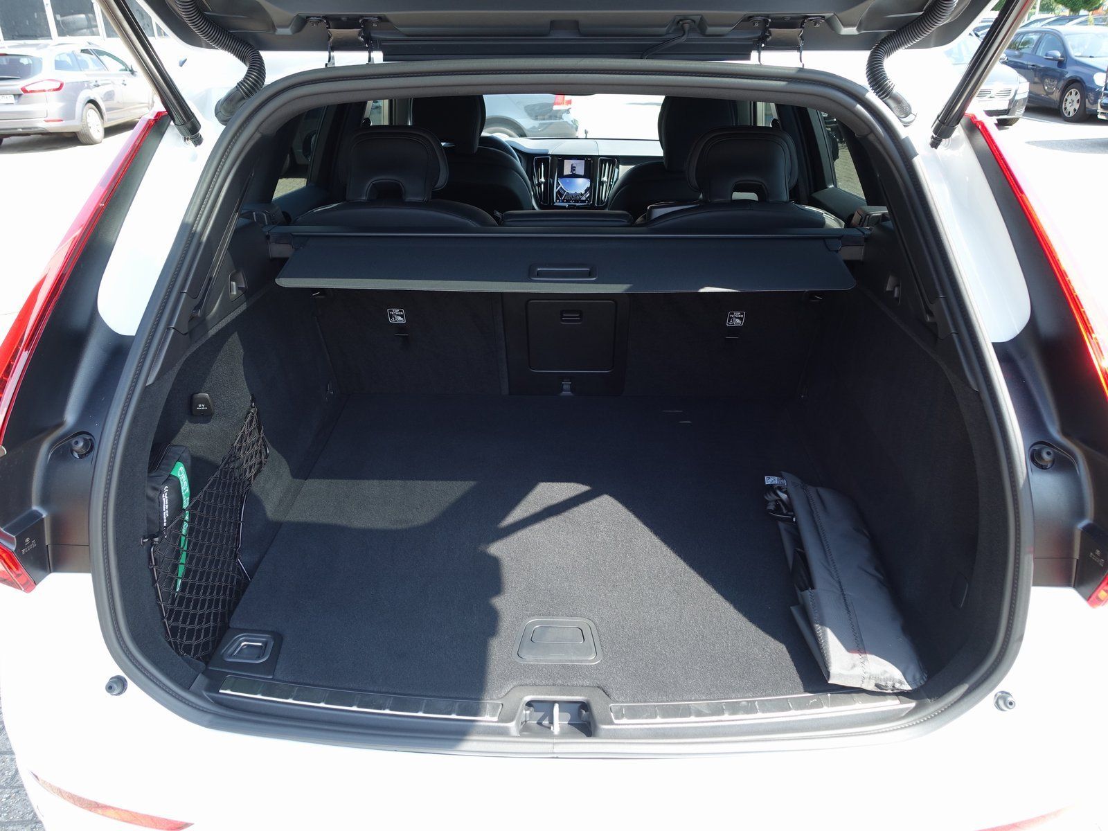 Volvo XC60 B5 AWD Plus - Samsaru's Car Outlet
