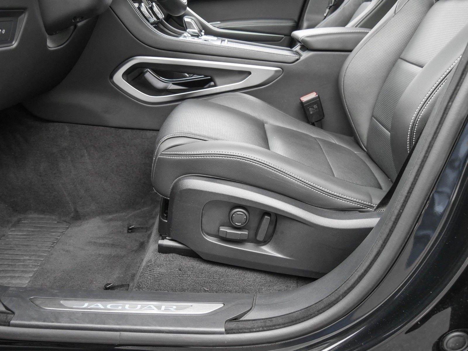 Jaguar F-PACE D300 R-Dynamic SE 90th Anniversary Editio