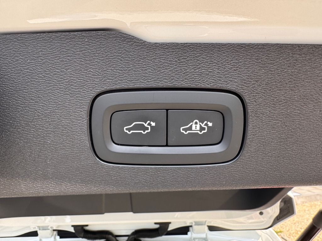 Volvo V60 R-Design Expression Recharge Plug-In Hybrid