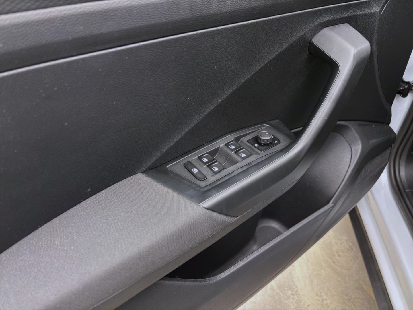 Volkswagen T-Roc 1.0 TSI - Samsaru's Car Outlet