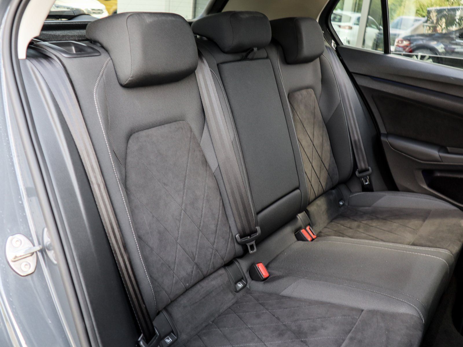 Volkswagen Golf Style 2.0 TDI DSG - Samsaru's Car Outlet