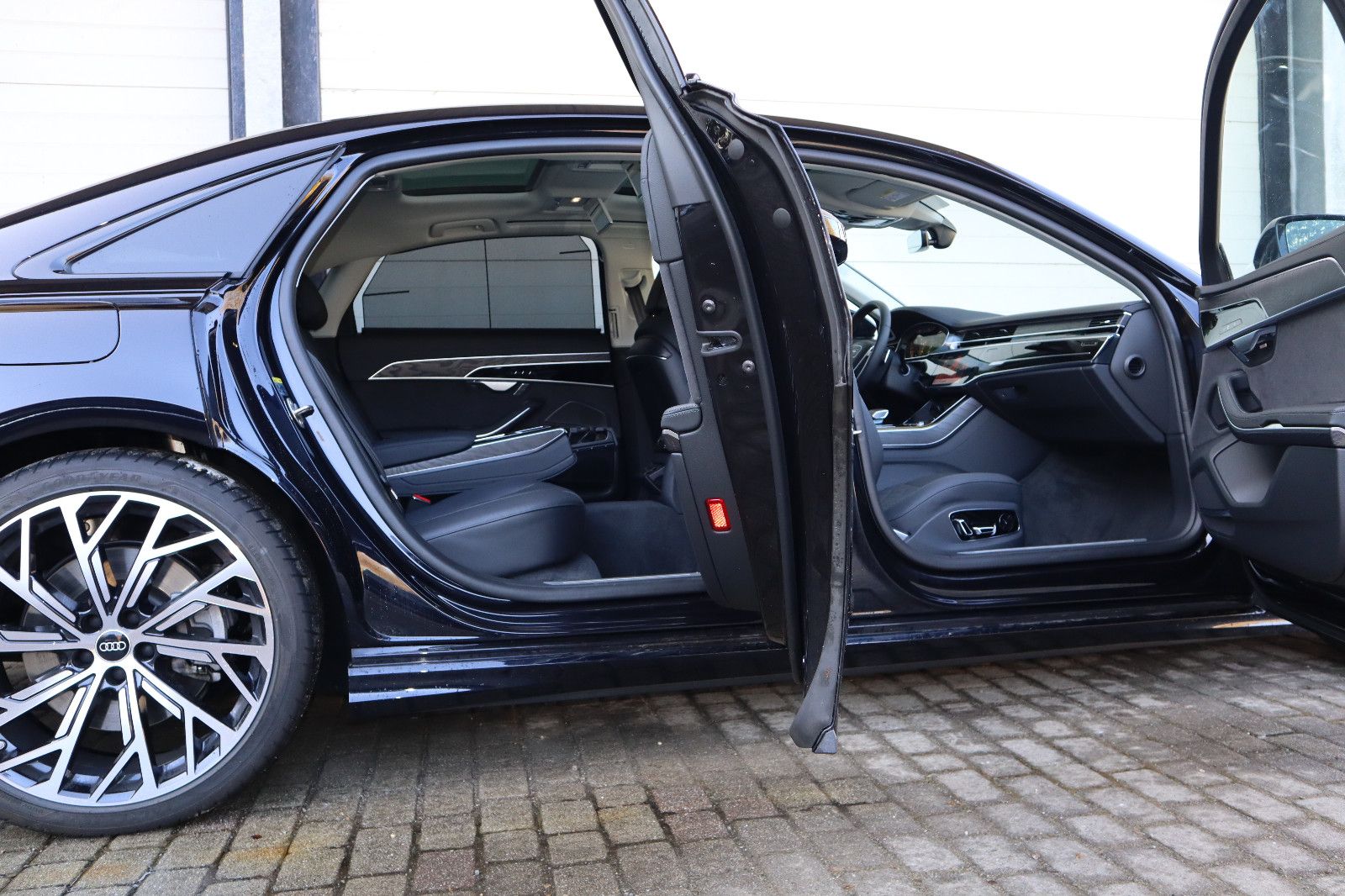 Audi A8L 60 TFSIe lang exclusive M.25/BLACK-P./S-LINE" → "Audi A8L 60 TFSIe lang exclusive S-LINE - Samsaru's Car Outlet