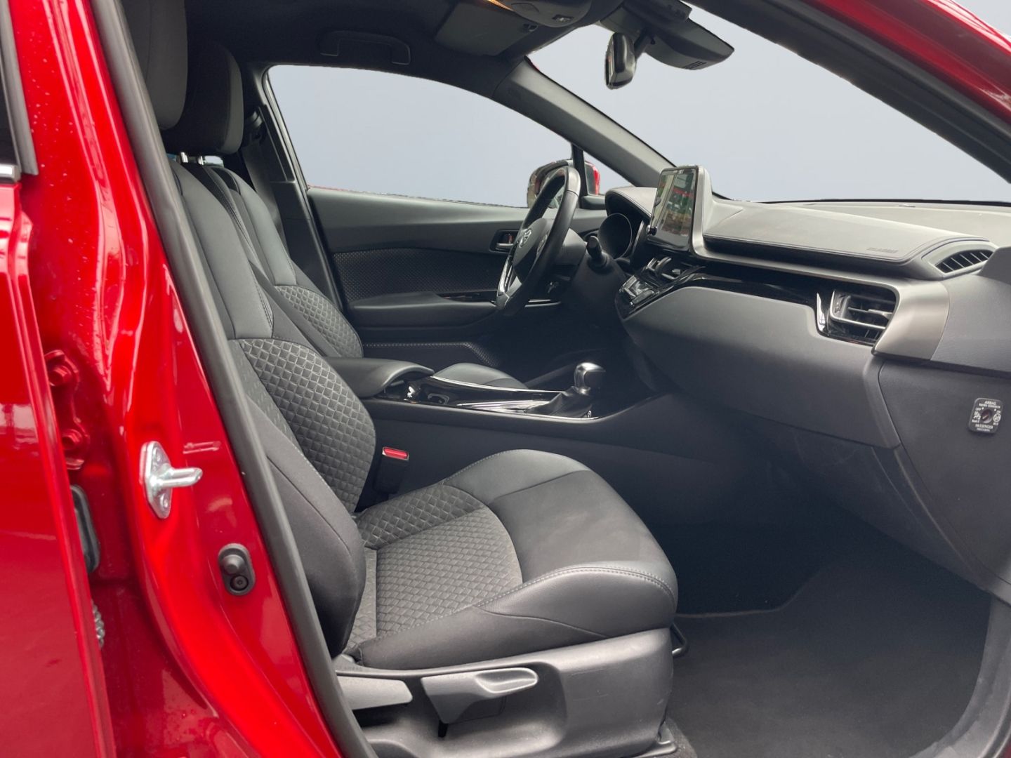 Toyota C-HR 2.0 Hybrid Team - Samsaru's Car Outlet