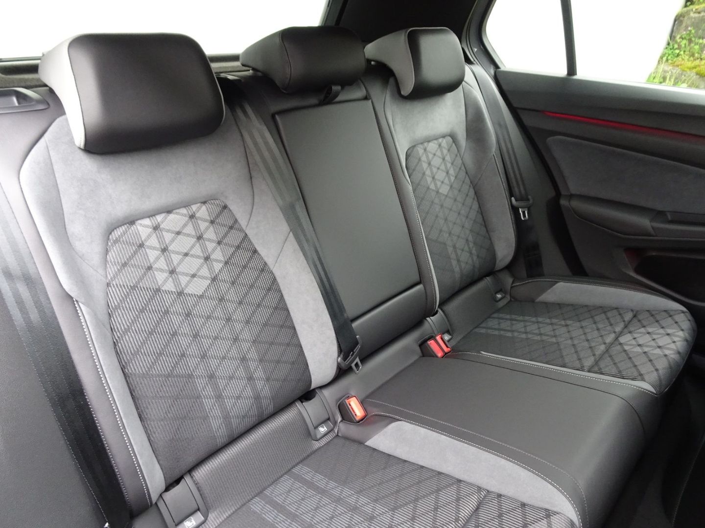 Volkswagen Golf VIII 2.0 TSI DSG R-Line - Samsaru's Car Outlet