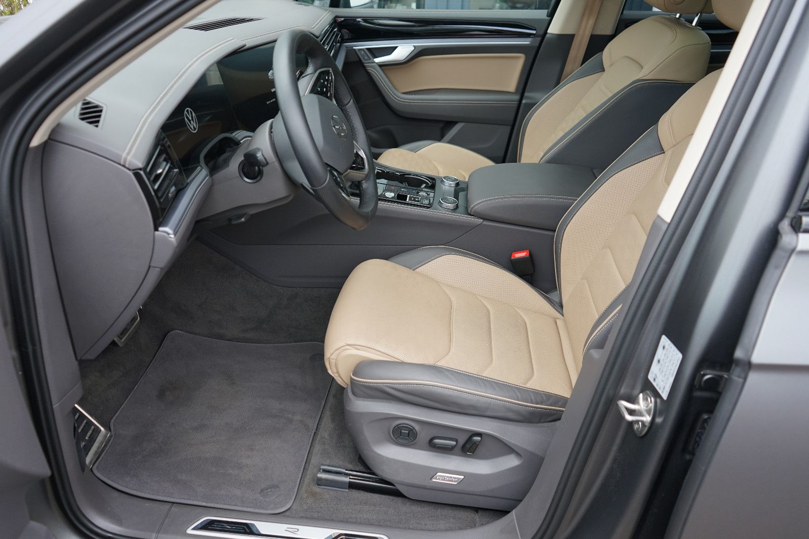 Volkswagen Touareg 3.0 TDI SCR  210 kW 4Mot R-Line-Pano.Luf