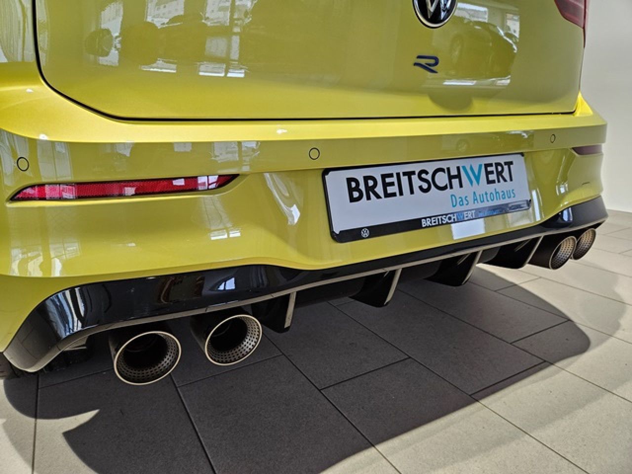 Volkswagen Golf 8 R 2.0 TSI 4M DSG - Samsaru's Car Outlet