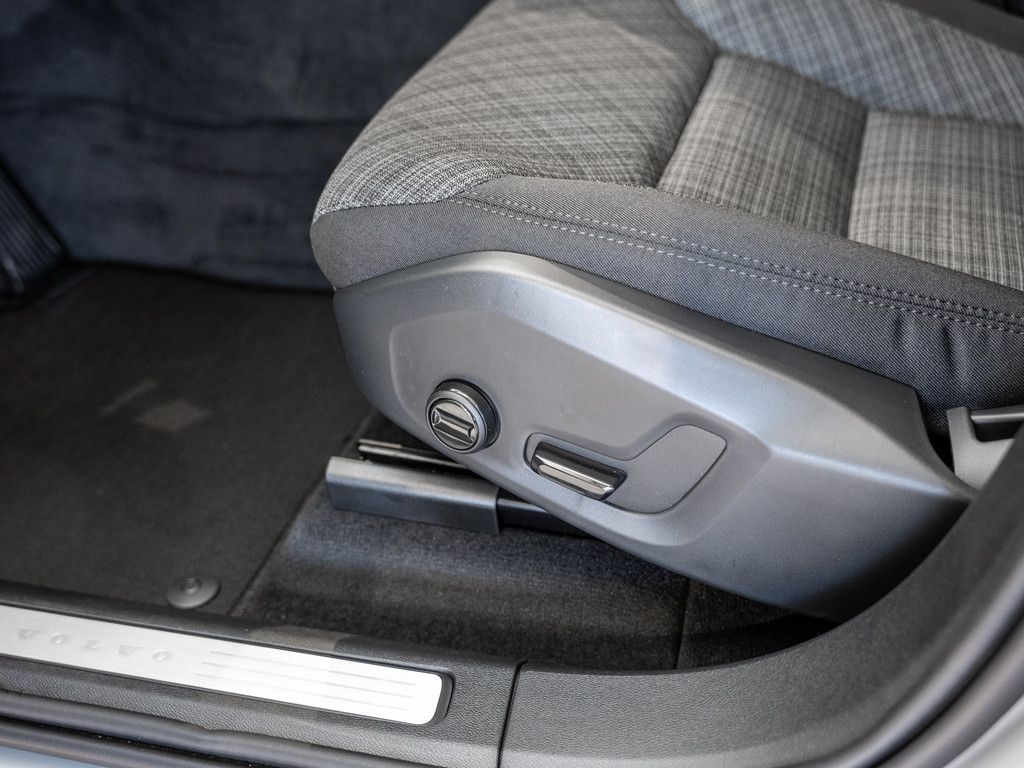 Volvo XC60 B5 AWD Essential NAVI W-LAN AHK LED FACEL.