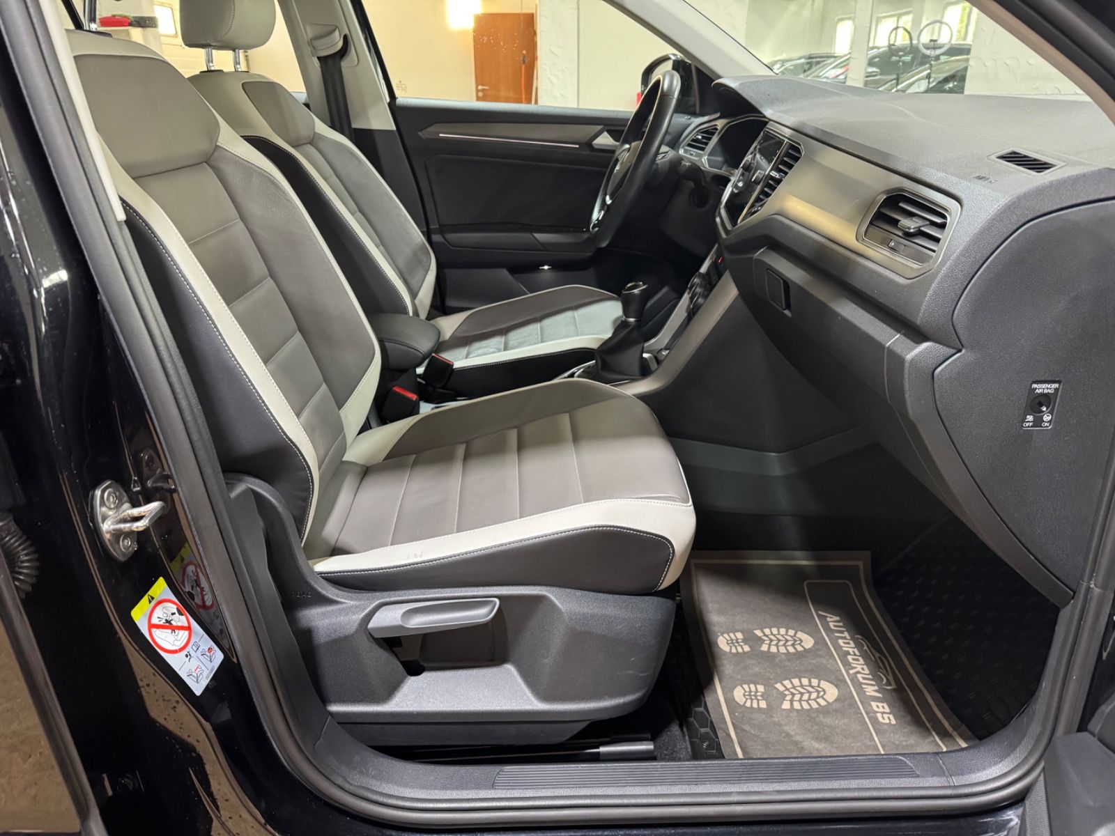 Volkswagen T-Roc Style 1.5 TSI - Samsaru's Car Outlet
