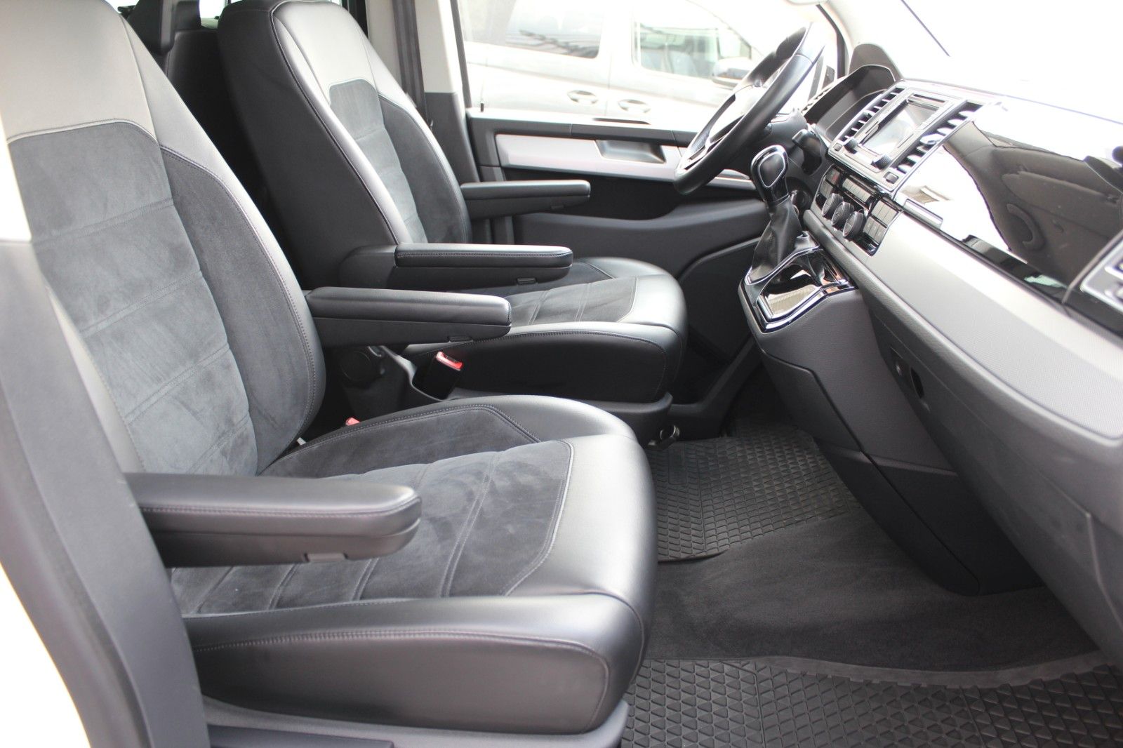 Volkswagen T6 Multivan Highline DSG - Samsaru's Car Outlet