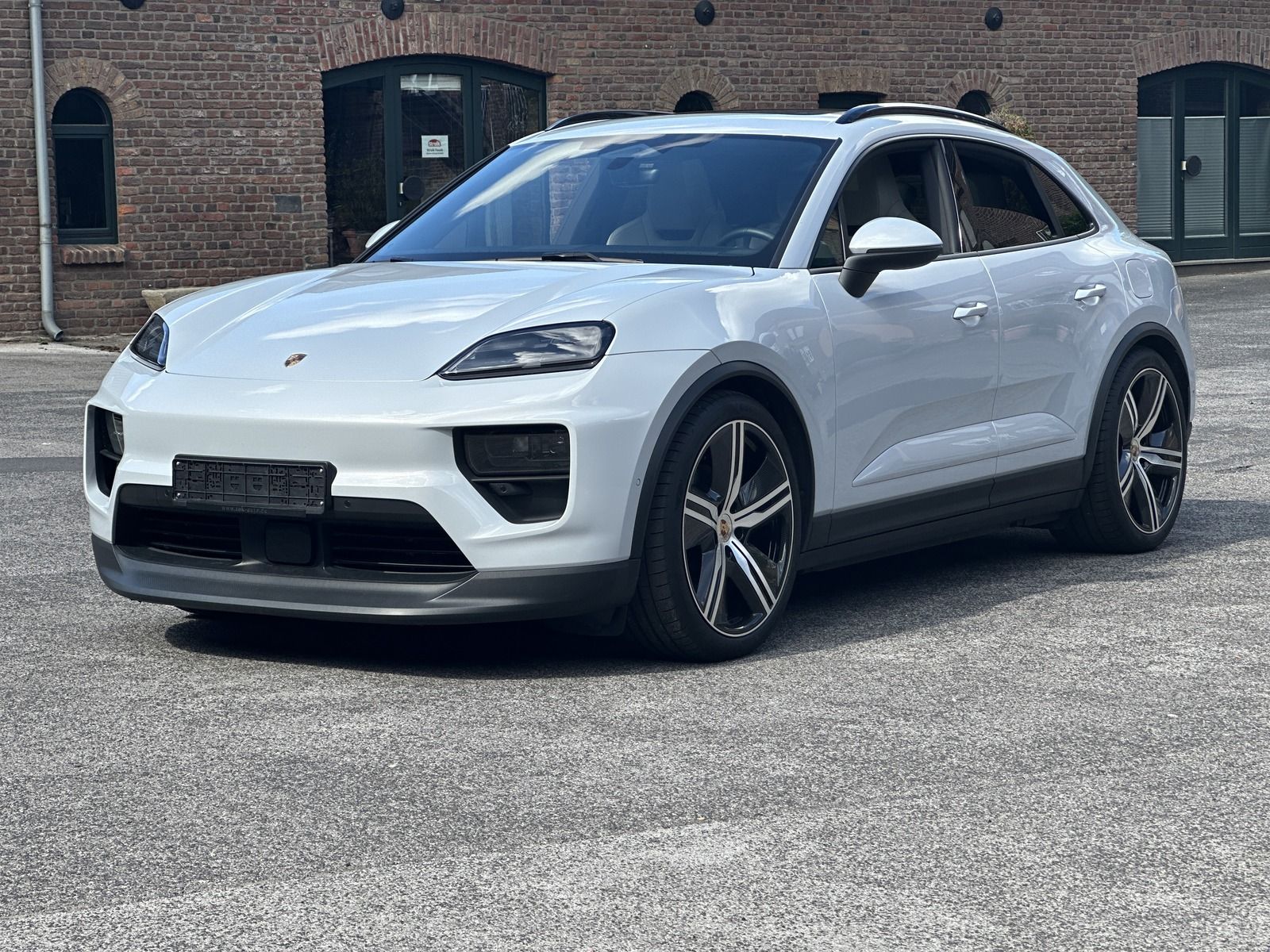 Porsche Macan 4 Exclusive - Samsaru's Car Outlet