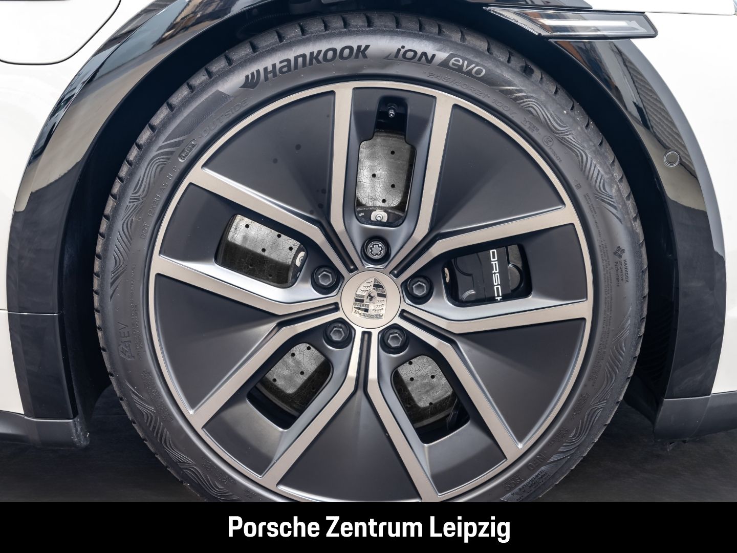 Porsche Taycan Turbo S Cross Turismo ActiveRide Burmeste