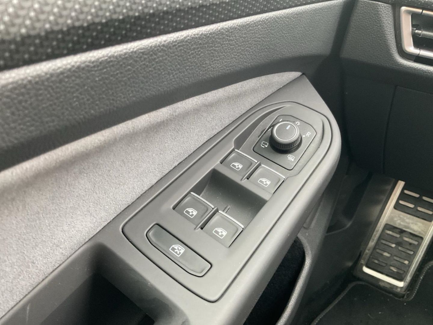 Volkswagen Golf Variant 8 VIII R-Line 1.5 eTSI - Samsaru's Car Outlet