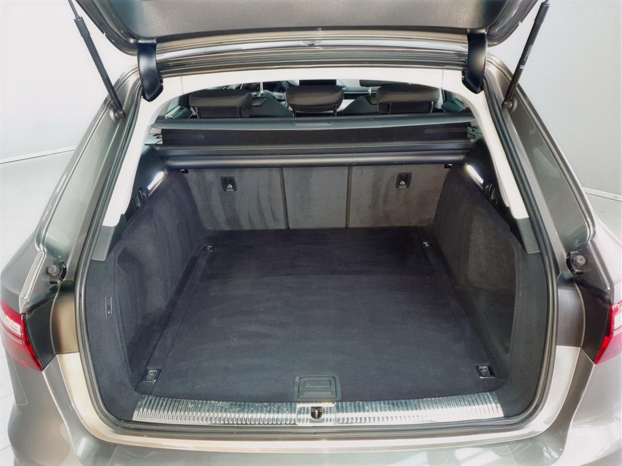 Audi A4 Avant 35TFSI S tronic S line - Samsaru's Car Outlet