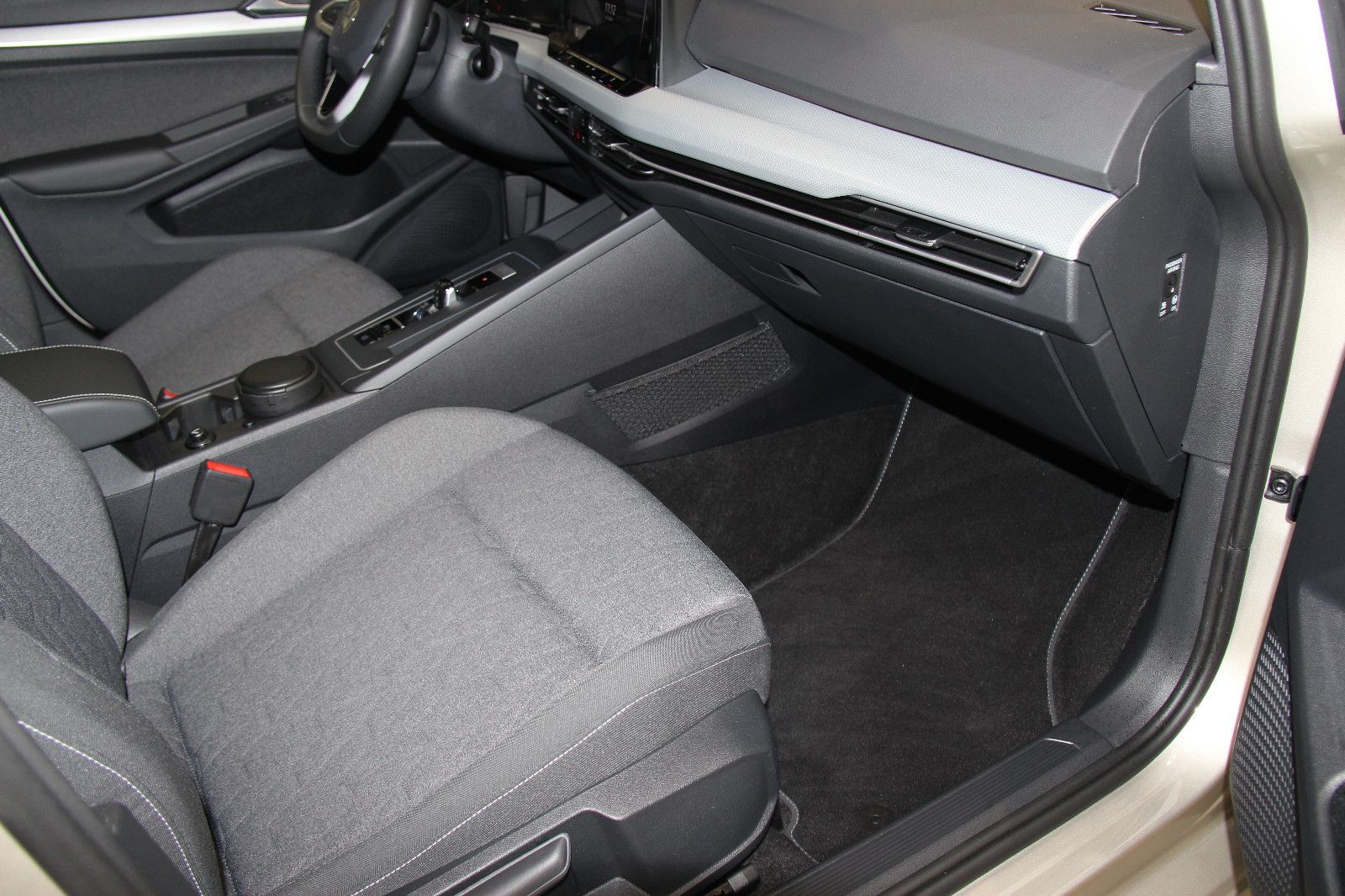 Volkswagen Golf 8 Variant 1.5 eTSI DSG - Samsaru's Car Outlet