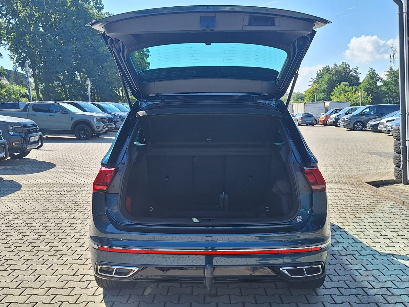Volkswagen Tiguan R-Line 4Motion DSG - Samsaru's Car Outlet