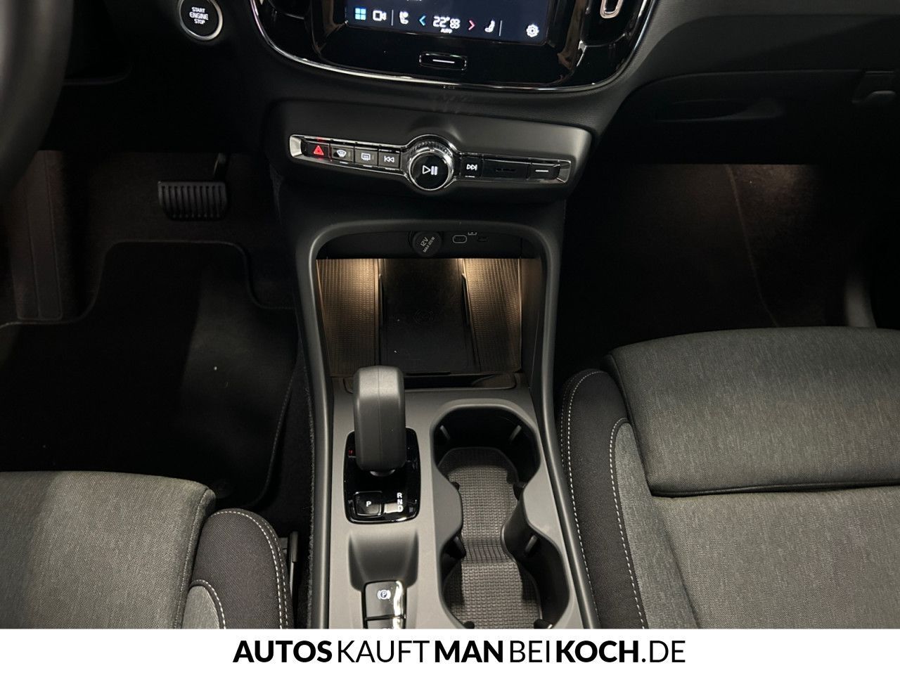 Volvo XC40 B3 DKG Core AHK LED SHZ/LHZ NAVI PDC/CAM!