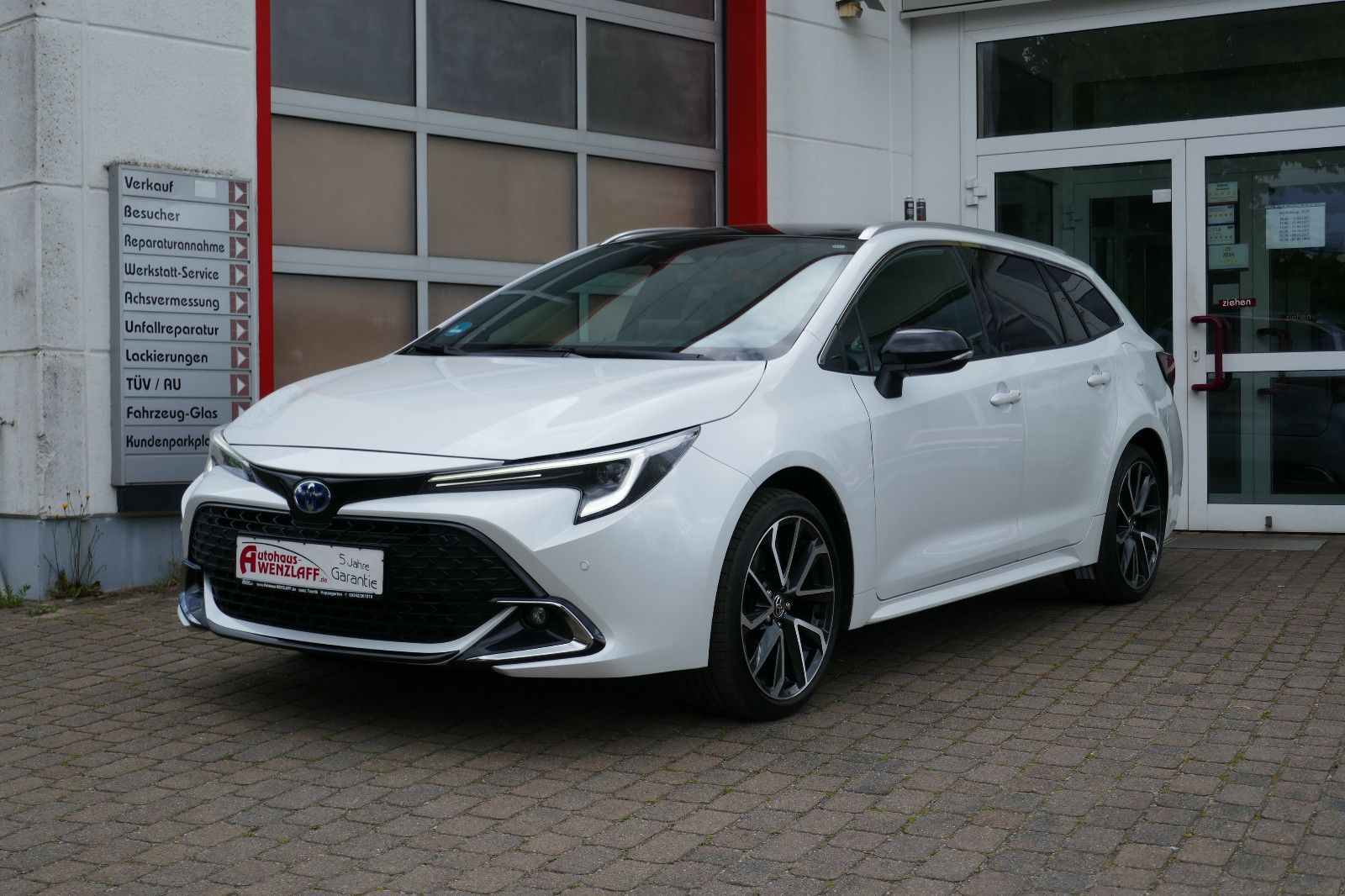 Toyota Corolla 2.0 Hybrid Lounge - Samsaru's Car Outlet