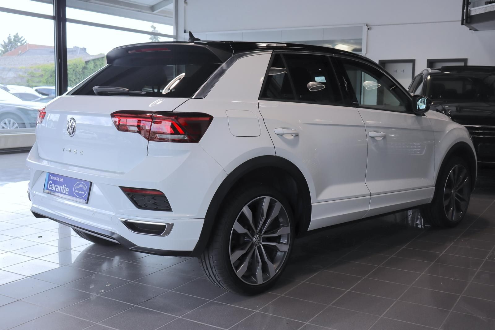 Volkswagen T-Roc 1.5 TSI DSG Style R-LINE - Samsaru's Car Outlet