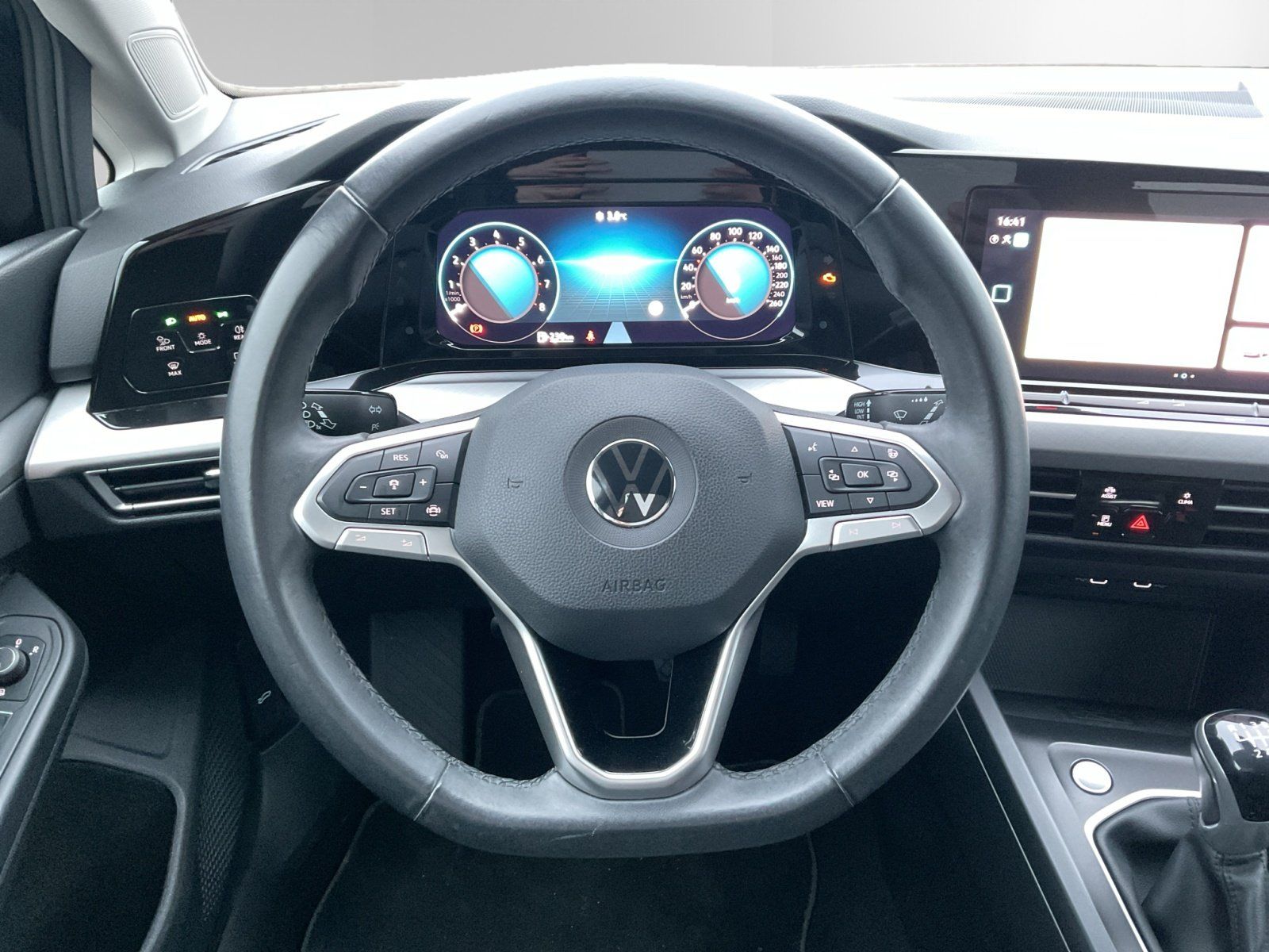 Volkswagen Golf VIII 1.5 TSI Life - Samsaru's Car Outlet