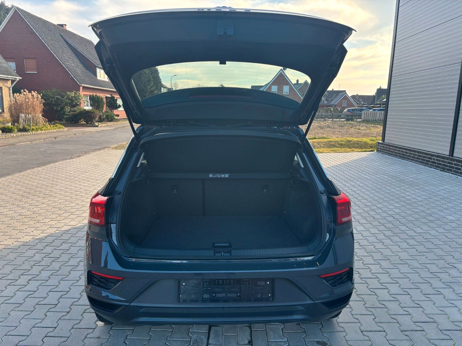 Volkswagen T-Roc - Samsaru's Car Outlet