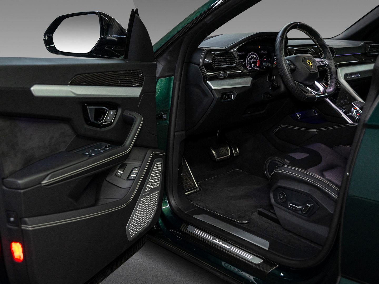 Lamborghini Urus - Samsaru's Car Outlet