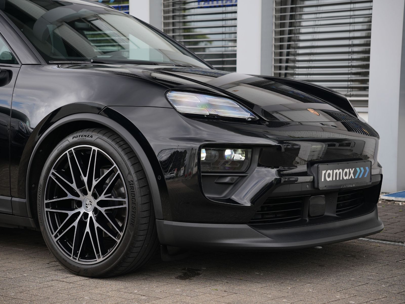 Porsche Macan 4 - Samsaru's Car Outlet