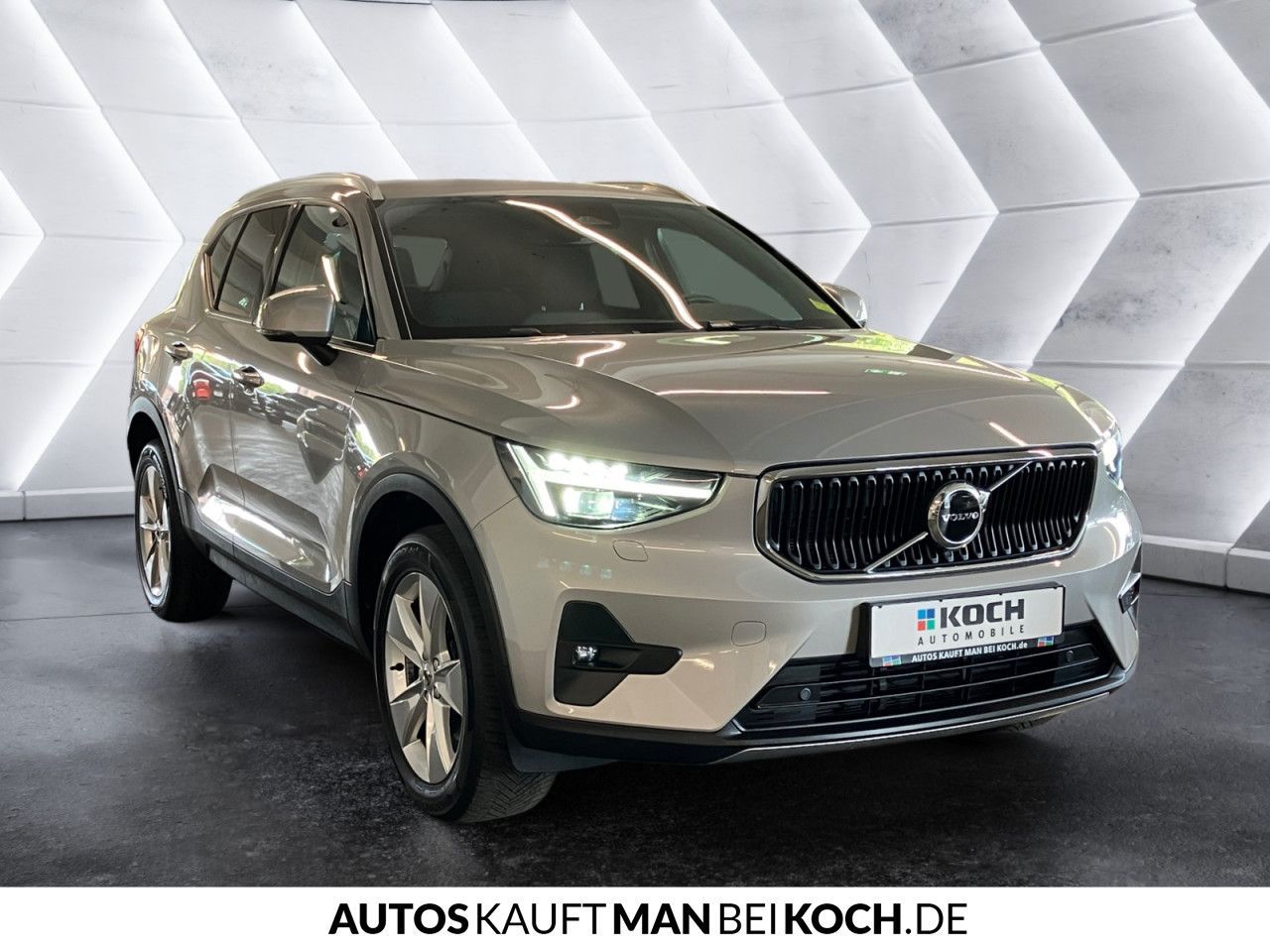 Volvo XC40 B3 DKG Core AHK LED SHZ/LHZ NAVI PDC/CAM!