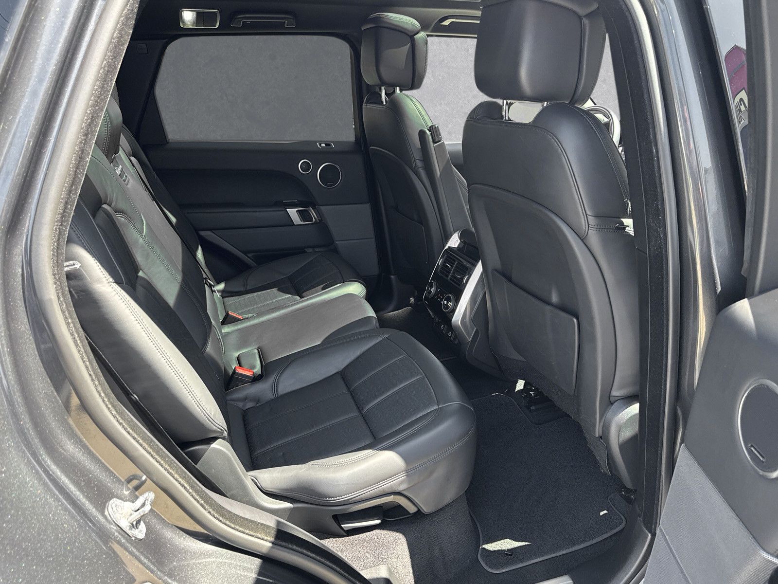 Range Rover Sport D300 HSE Dynamic - Samsaru's Car Outlet