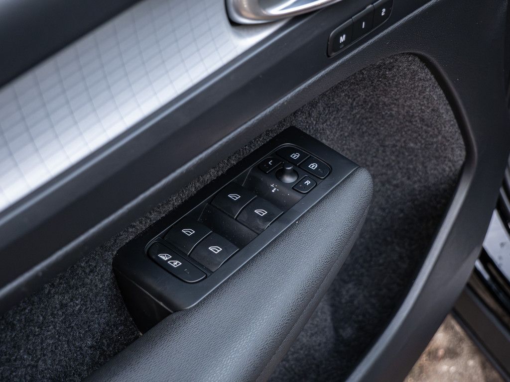 Volvo XC40 T5 Plus Dark Recharge Plug-In Hybrid / AHK