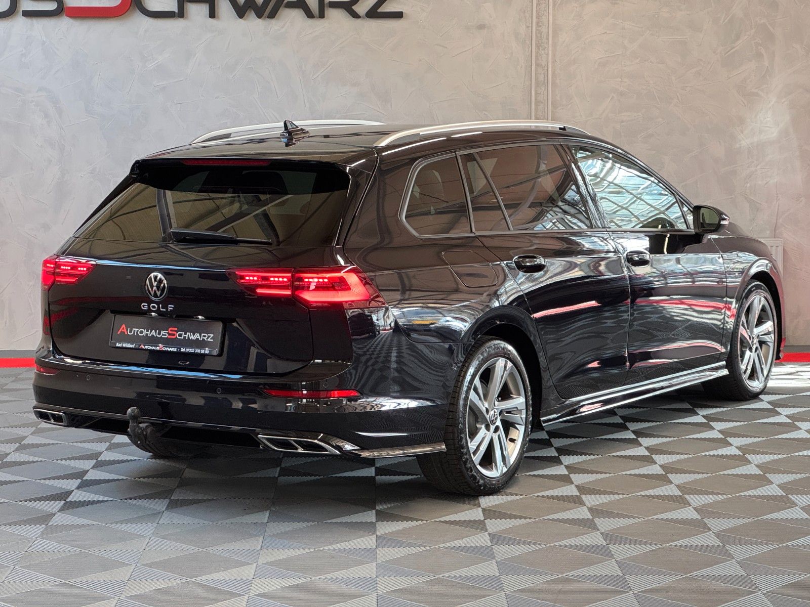 Volkswagen Golf VIII Variant R-Line - Samsaru's Car Outlet