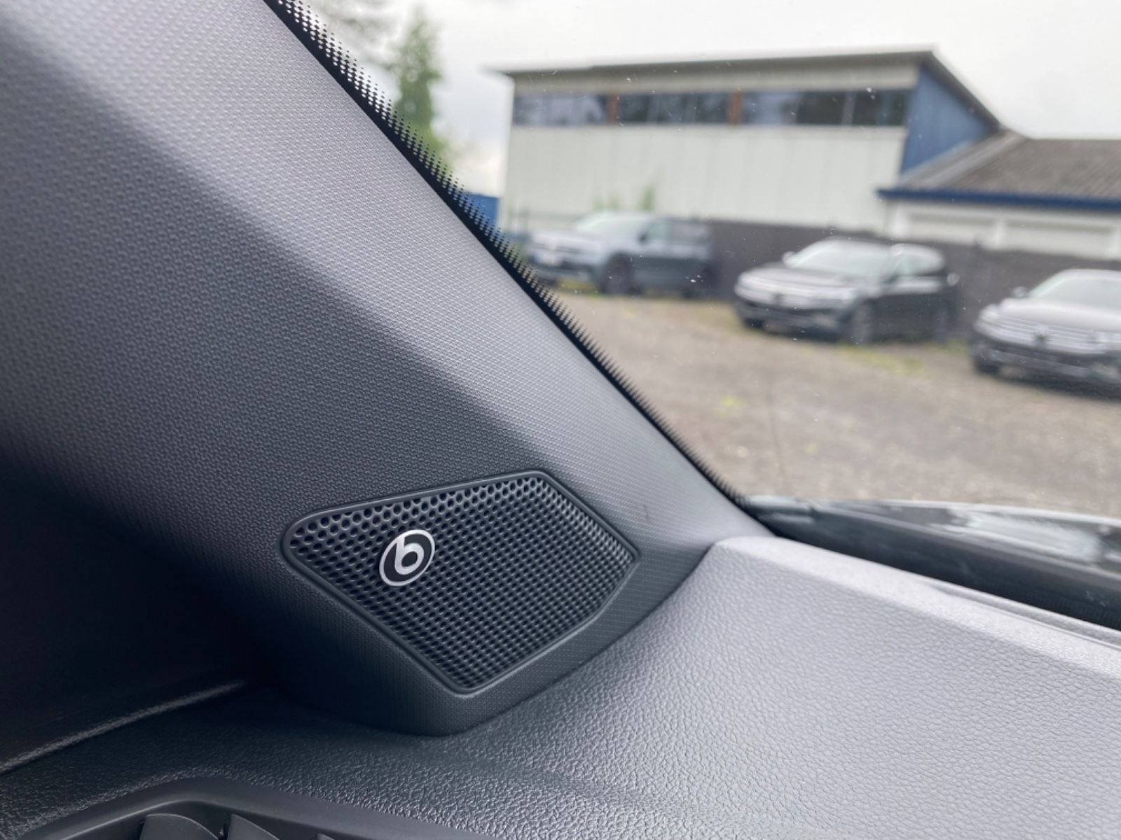 Volkswagen T-Roc 1.5 TSI R-Line - Samsaru's Car Outlet