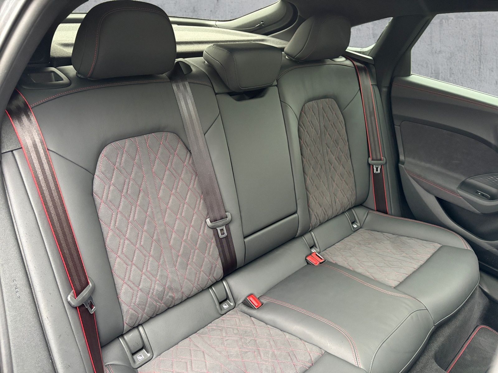 Audi A5 Lim e-hybrid 220kW S-LINE MATRIX+B&O+ACC+PANO