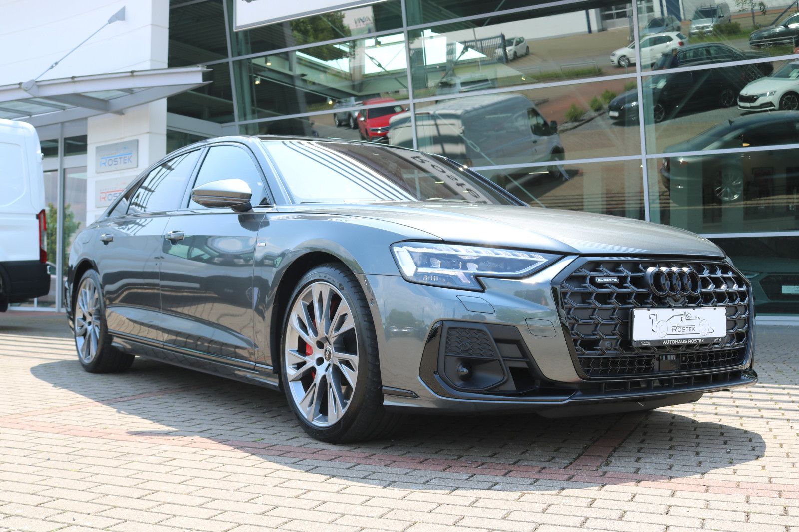 Audi A8 L 60 TFSI e Lang S line - Samsaru's Car Outlet