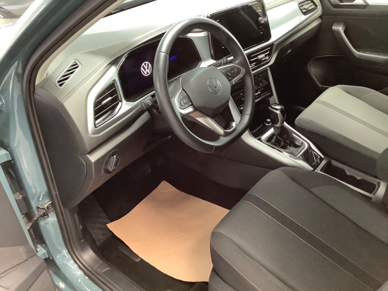 Volkswagen T-Roc Life DSG - Samsaru's Car Outlet