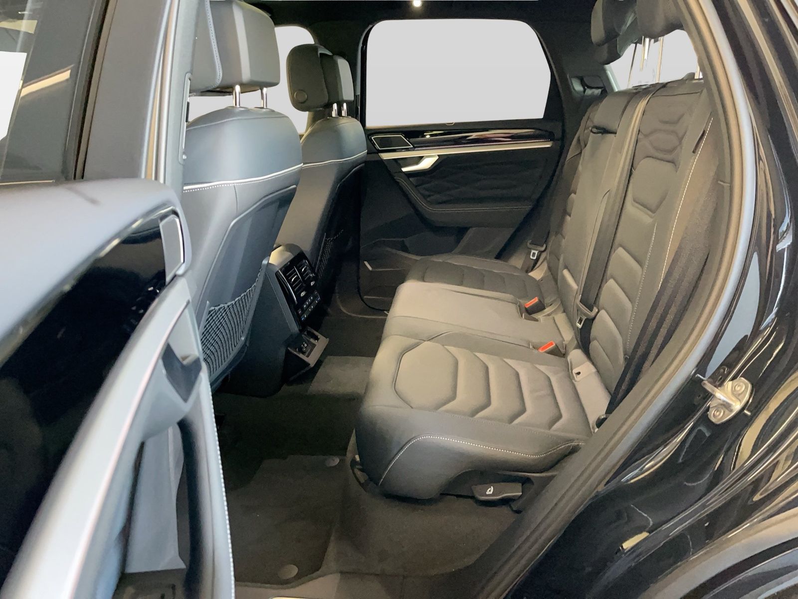 Volkswagen Touareg R-Line 3.0 V6 TDI 4Motion NP: 123740,-