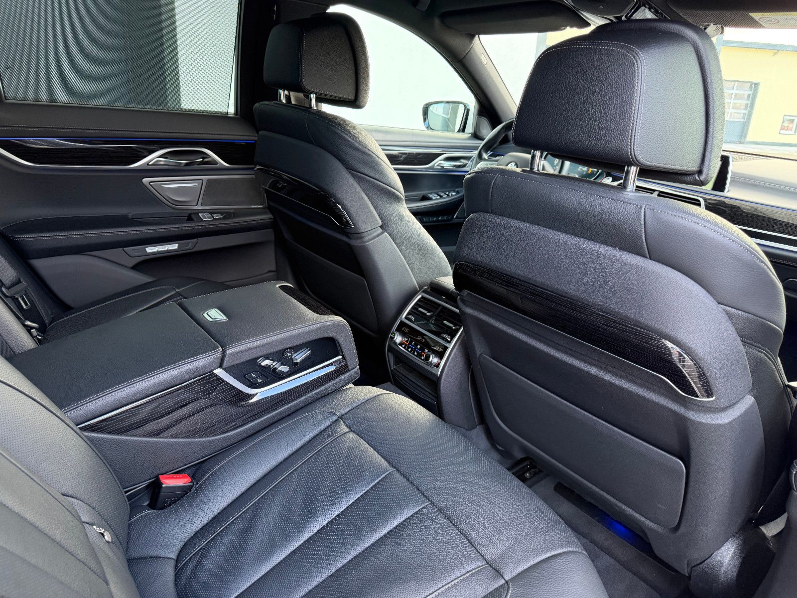 BMW 750ixDrive M-SPORT/MASSAGE/AHK/NIGHTV./LASER/H&K