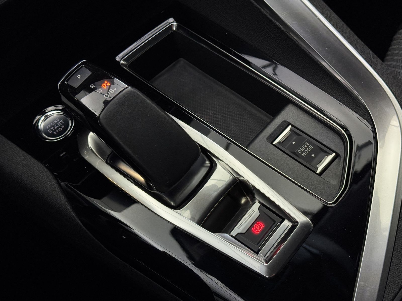 Peugeot 3008 1.6 225 Allure 1.Hand Plug-In Hybrid AHK
