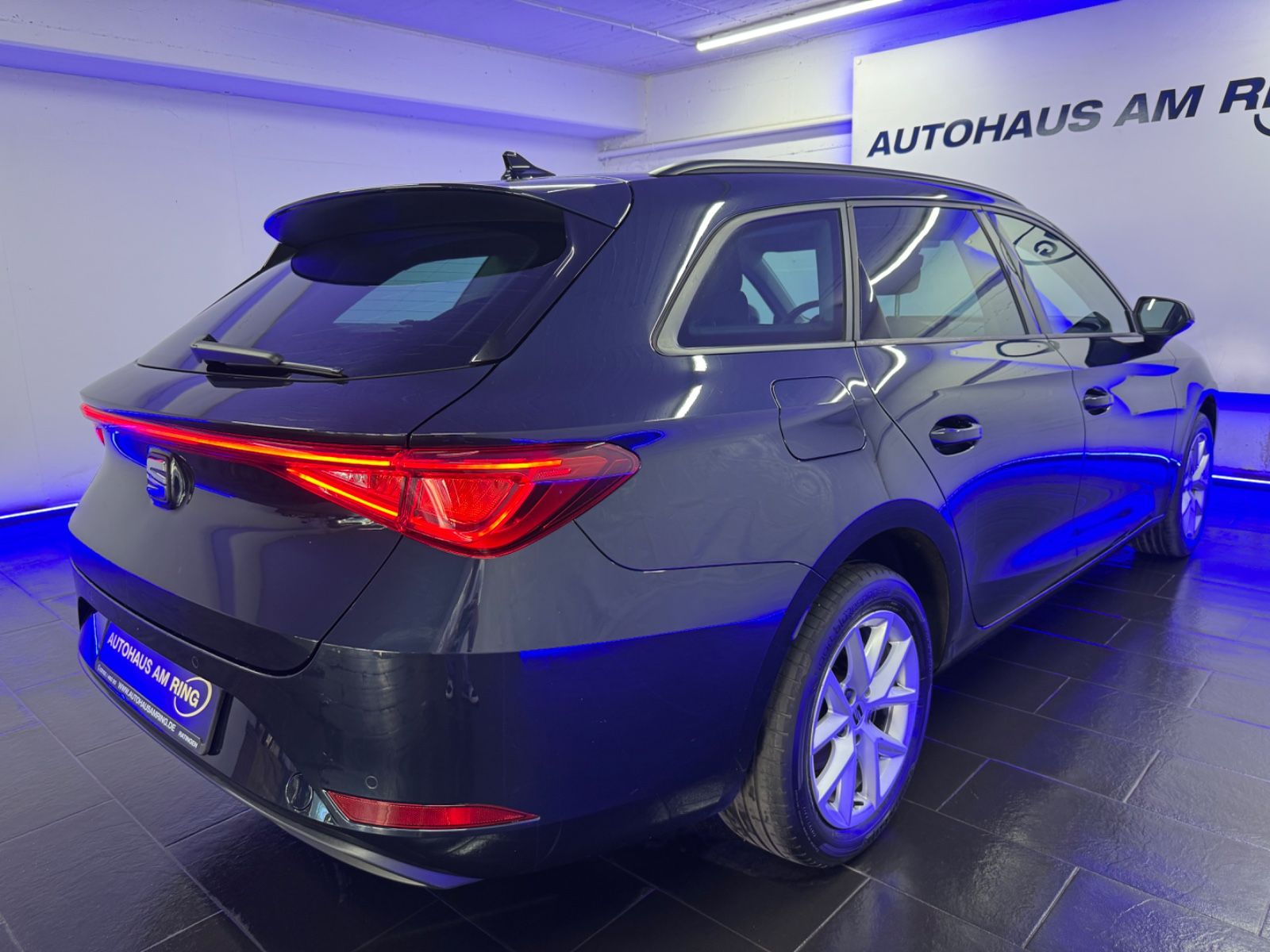 Seat Leon Sportstourer Style Aut - Samsaru's Car Outlet
