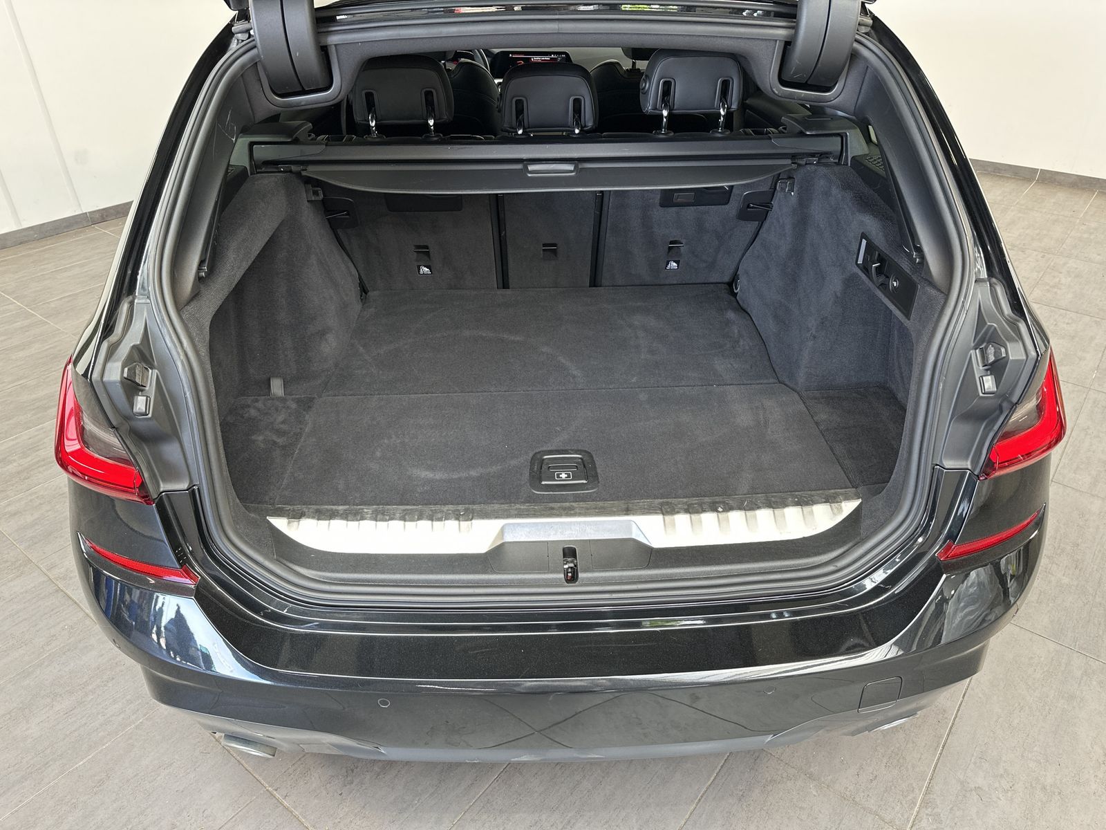 BMW 330e Touring M-Sport - Samsaru's Car Outlet