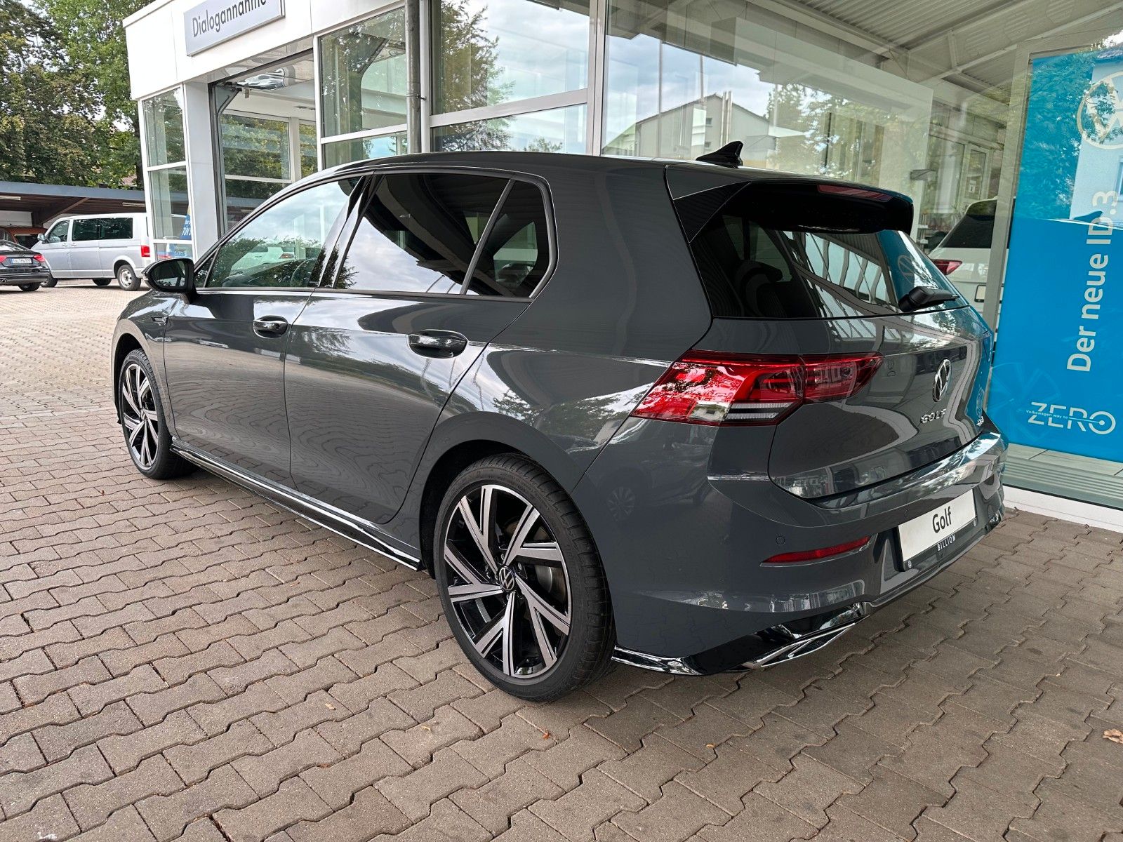 Volkswagen Golf VIII 1.5 eTSI OPF DSG R-Line - Samsaru's Car Outlet