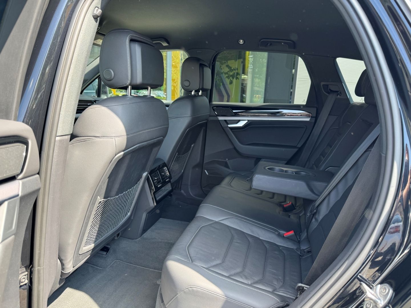 Volkswagen Touareg 4Motion 3.0 V6 TDI R-Line - Samsaru's Car Outlet