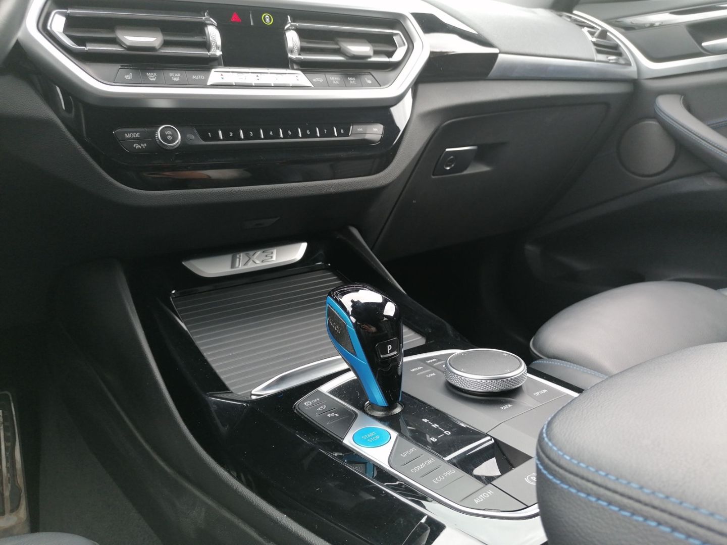 BMW iX3 Impressive Sportpaket 20''  HUD AHK Laser H&