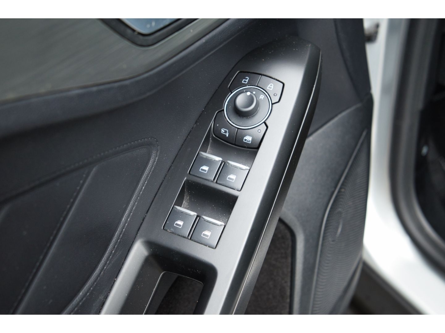 Ford Focus Turnier Titanium X Navi LED ACC Apple CP