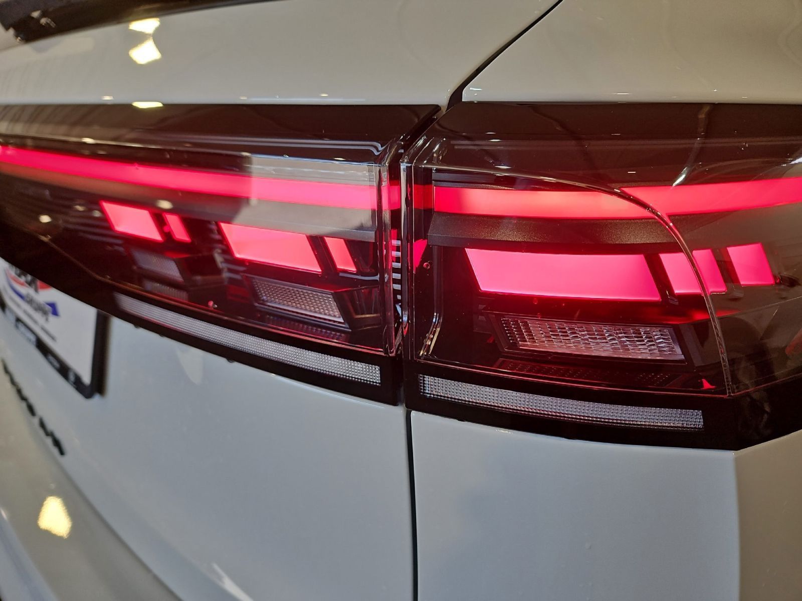 Volkswagen Tiguan R-Line 1.5 eHybrid DSG LEDER+AHK+PANO+NAV