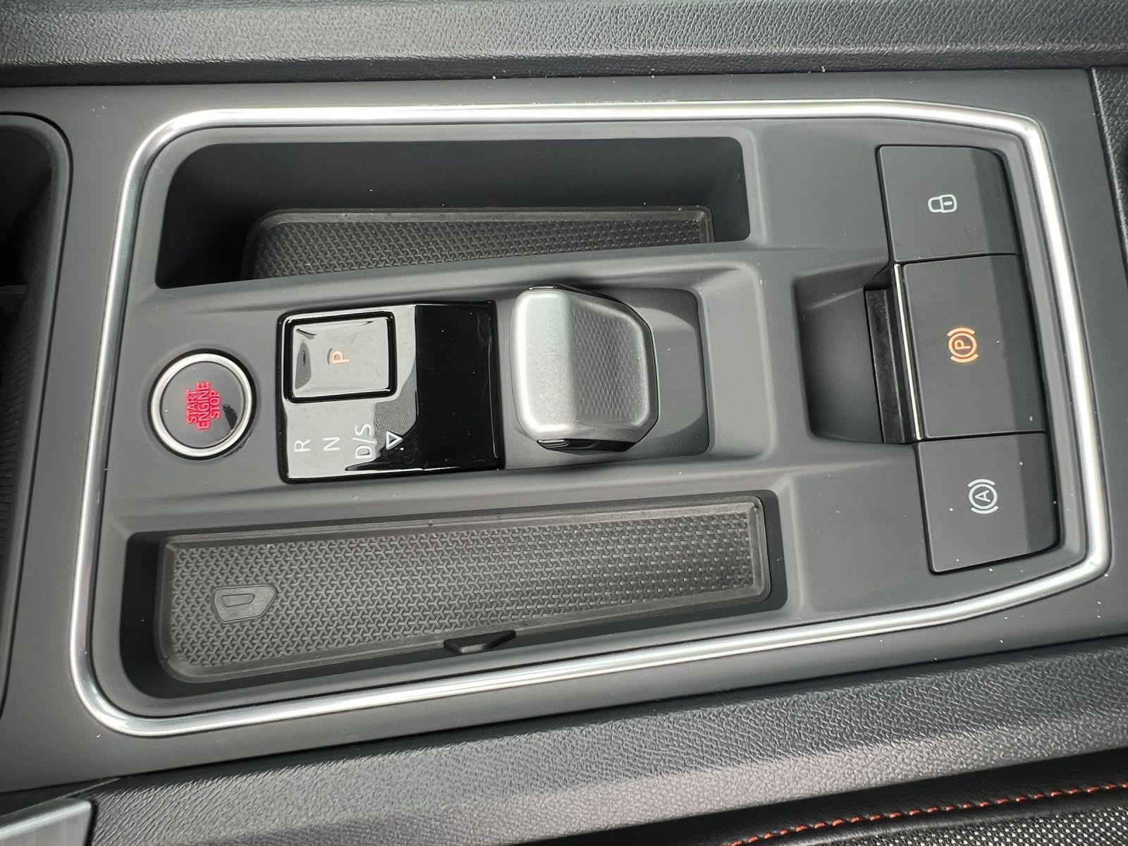 Seat Leon Sportstourer 2.0 TDI DSG FR NAVI AHK ACC PA