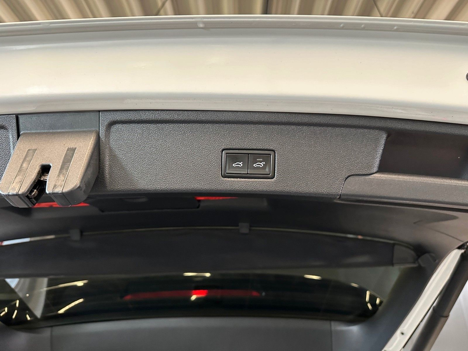Volkswagen Touareg R-Line 4Motion Black - Samsaru's Car Outlet