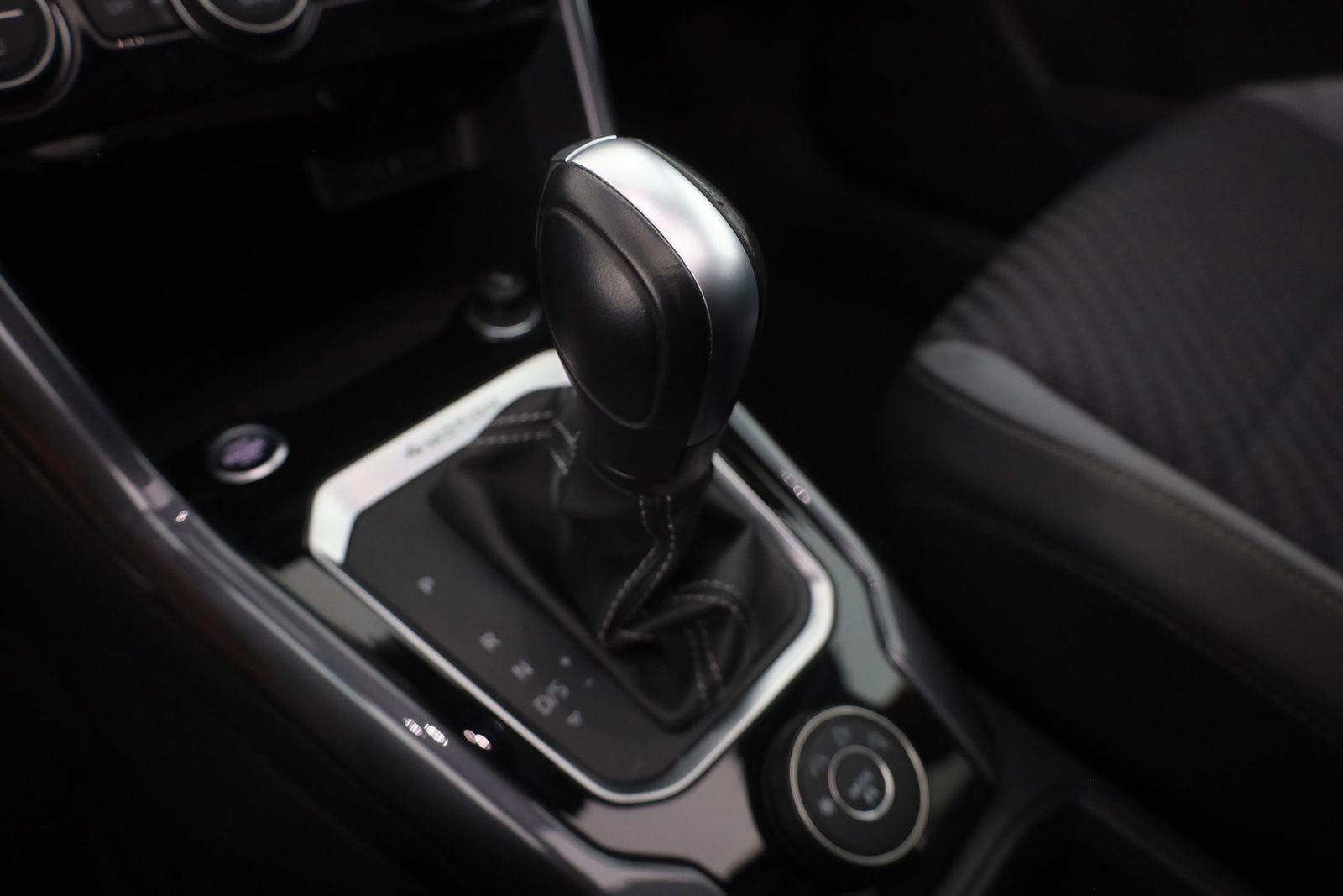 Volkswagen T-Roc 2.0 TDI DSG 4M R-Line - Samsaru's Car Outlet