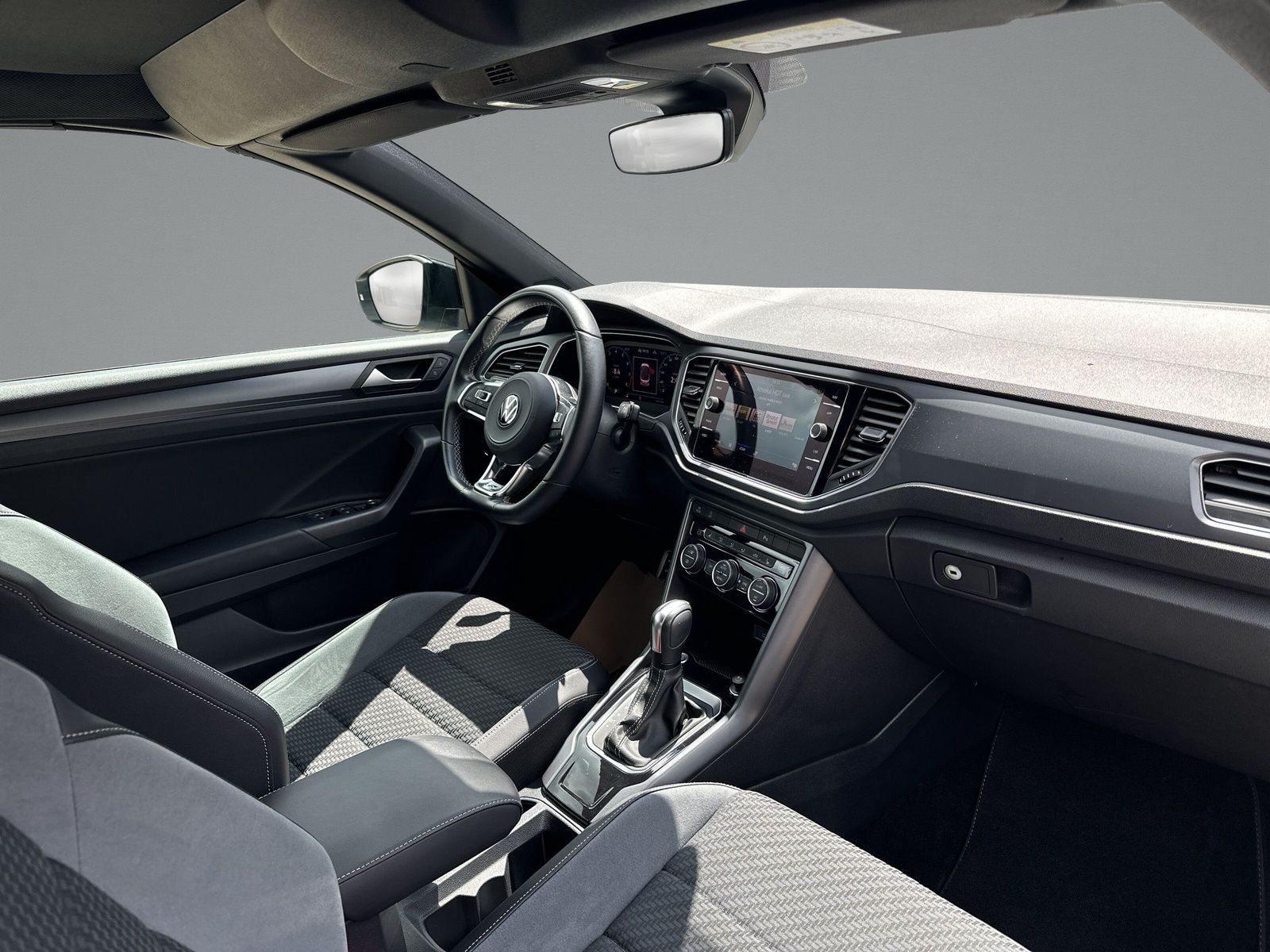 Volkswagen T-Roc R-Line - Samsaru's Car Outlet