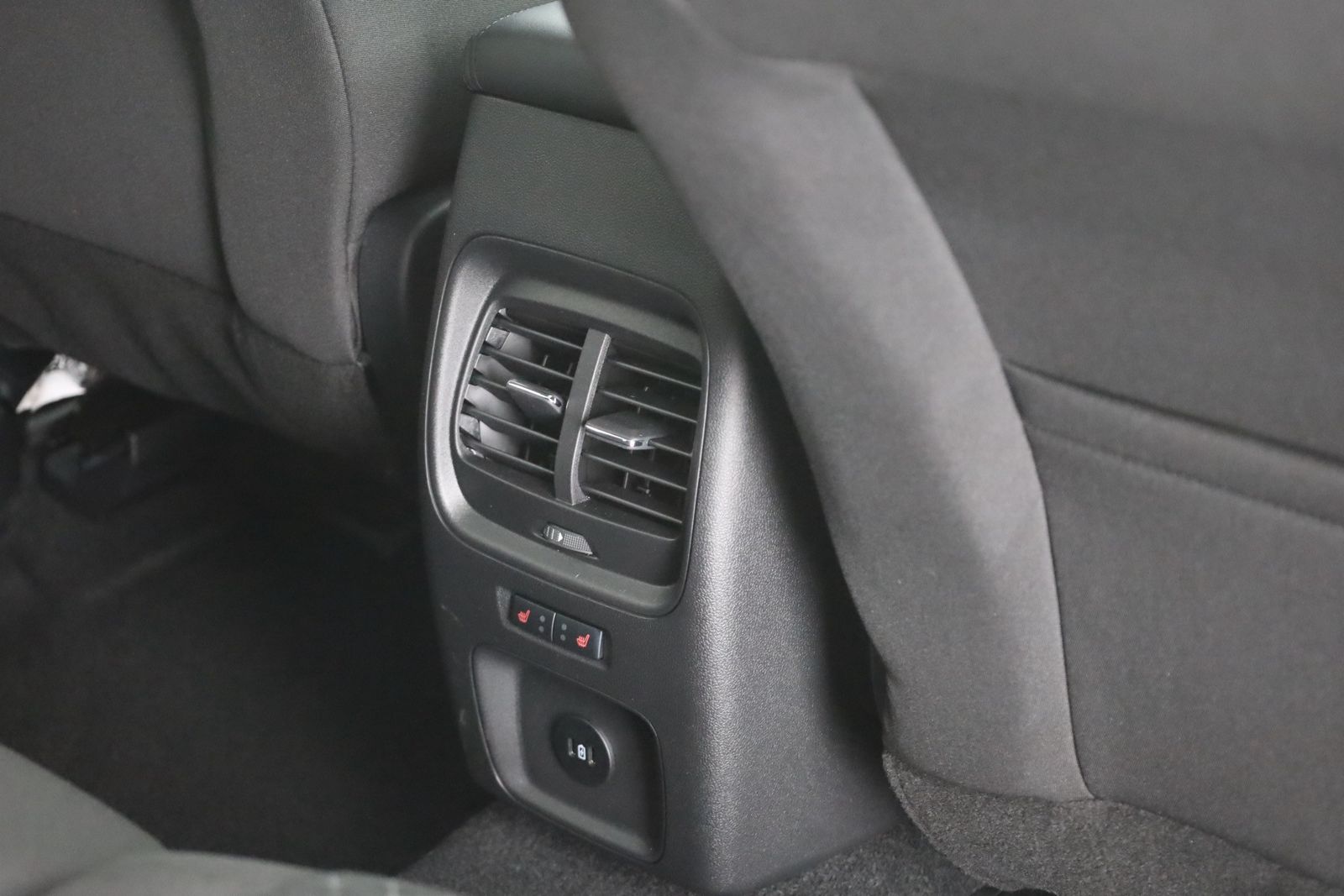 Ford Kuga 1.5 EB Titanium Aut. - Samsaru's Car Outlet